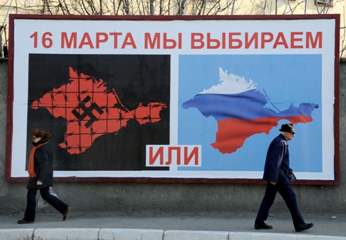 Affiche de propagande en Crimée (VIKTOR DRACHEV/AFP)
